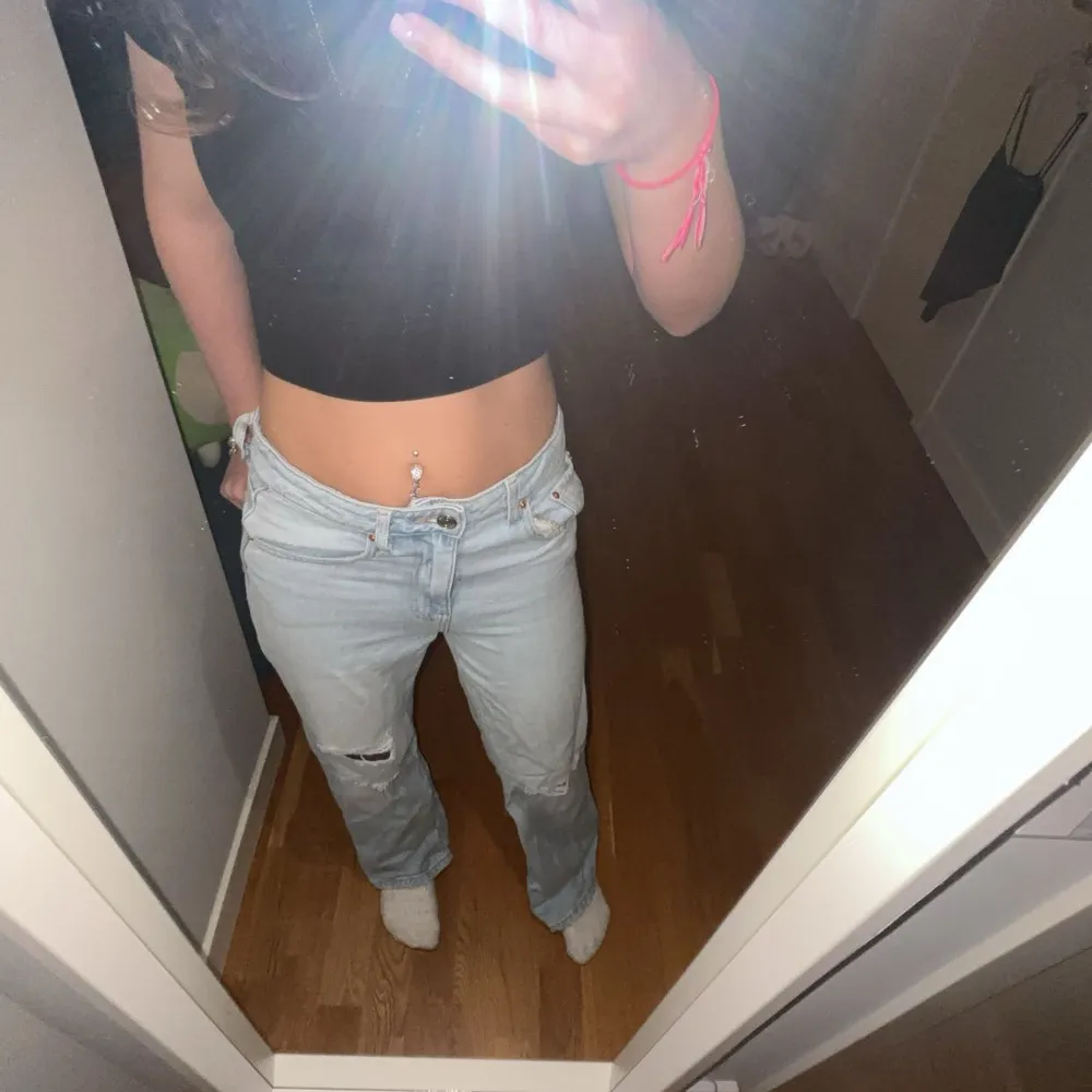 Säljer ett par ljusblå jeans från Gina Tricot i storlek 152 passar dock även på folk som är 160. Byxorna har hål vid knäna. Gina Tricot. Man kan justera vid midian. Använt kanske 1 gång. . Jeans & Byxor.