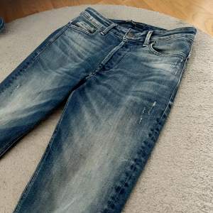 Ett par diesel industry jeans med snygg tvätt och lite slitningar. Jeansen är i ett väldigt bra skick och säljs nu för ett billigt pris då de inte används. Jeansen är slimfit. Skriv vid funderingar! 