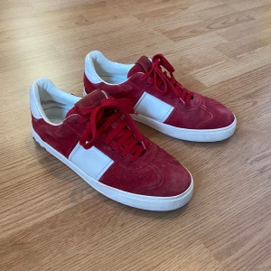 Valentino flycrew - Feta Valentino flycrew i färgen röd 💯Bra skick och endast en nit saknas 💯Storlek 42,5 💯 Tveka inte att kontakta vid minsta lilla fundering 🙏💯