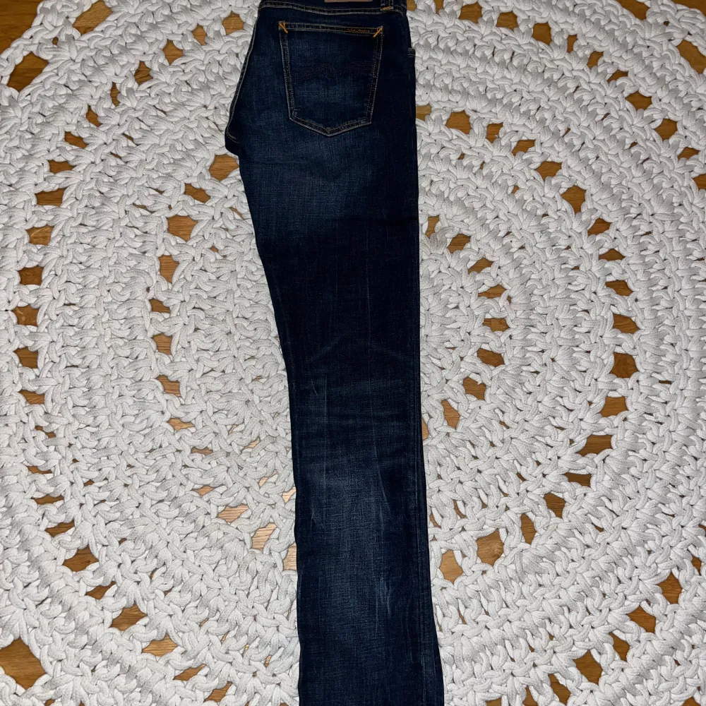 Säljer ett par mörkblå jeans i nyskick. De har en klassisk femficksdesign och är i en straight passform som är i storleken 30/34. Dm för fler bilder eller frågor!. Jeans & Byxor.