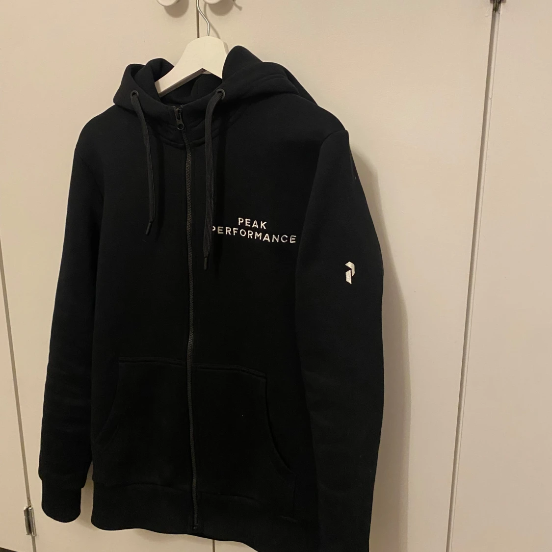 Svart hoodie från Peak Performance - 91