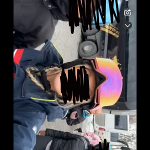 Skidglasögon från CHIMI - Säljer skidglasögon från CHIMI i mycket bra skick. Färger finns inte kvar längre och har ej kvar själva påsen man lägger dom i men kommer med karton. Har två repor på sig som man knappt ser, dom stör ej när man har dom på sig om du bil köpe en ny lins till dom är det 01 linsen