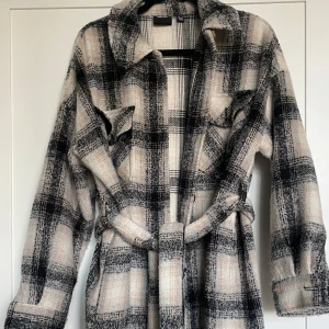 Rutig kappa från Vero Moda - Rutig lång kappa från Vero Moda, knappt använd och i bra skick