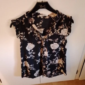 Blommig Blus Från My Hailys - Blommig blus från my hailys i storlek s. Lätt genomskinlig.   Katt finns I hemmet