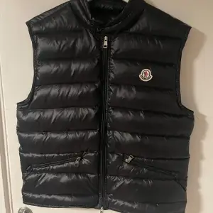 Tja säljer nu min ass feta Moncler Gui Väst i färgen svart i storlek 3 som motsvarar storlek L, den är i jättefint skick, passarmellan 165-175cm, skriv om ni har några frågor eller funderingar 