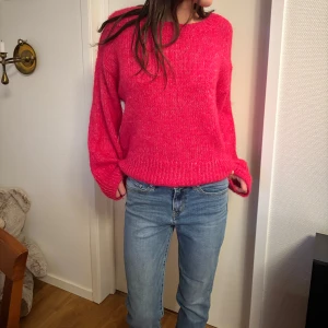 Rosa stickad tröja - Säljer en superfin rosa stickad tröja i ull/alpacka blandning som är perfekt till vintern. Den har en avslappnad passform på mig som vanligtvis bär Xs/S samt långa ärmar💕Tröjan är i bra skick🙏🏼Hör av dig om du har några frågor💖färgen syns bäst på bild 1-3!