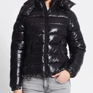 Lager 157 jacka  - Säljer en snygg svart pufferjacka i glansigt material från Lager. Är i jätte bra skick