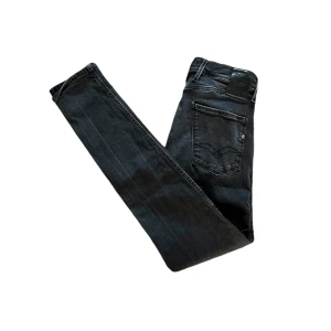 Svarta jeansbyxor från Replay - Säljer ett par svarta jeansbyxor från Replay i mycket bra skick. De har en slim passform och är perfekta för både vardag och fest. Byxorna har en klassisk femficksdesign och är tillverkade i ett slitstarkt material. Perfekta för höst och vinter!