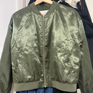 Grön Bomberjacka  - Från Nelly trend, storlek 36! Använd men inga skador! 