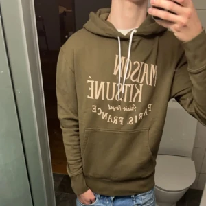 Maison Kitsuné Hoodie - Säljer min as feta olivgrön hoodie från Maison Kitsuné. Köpte hoodie för ungefär 6 månader sen och jag börjar tröttna lite på den. Skick 9/10. Hoodien har inga skador/flaws. Og pris: 2800kr. mitt pris: 1449kr.               Skriv i dm för köp/frågor😁