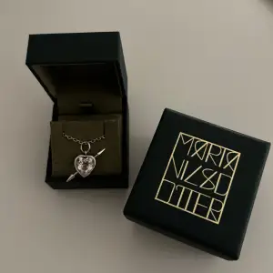 Jätte fint halsband från Maria Nilsdotter, nypris 3795 kr, det är i mycket bra skick!