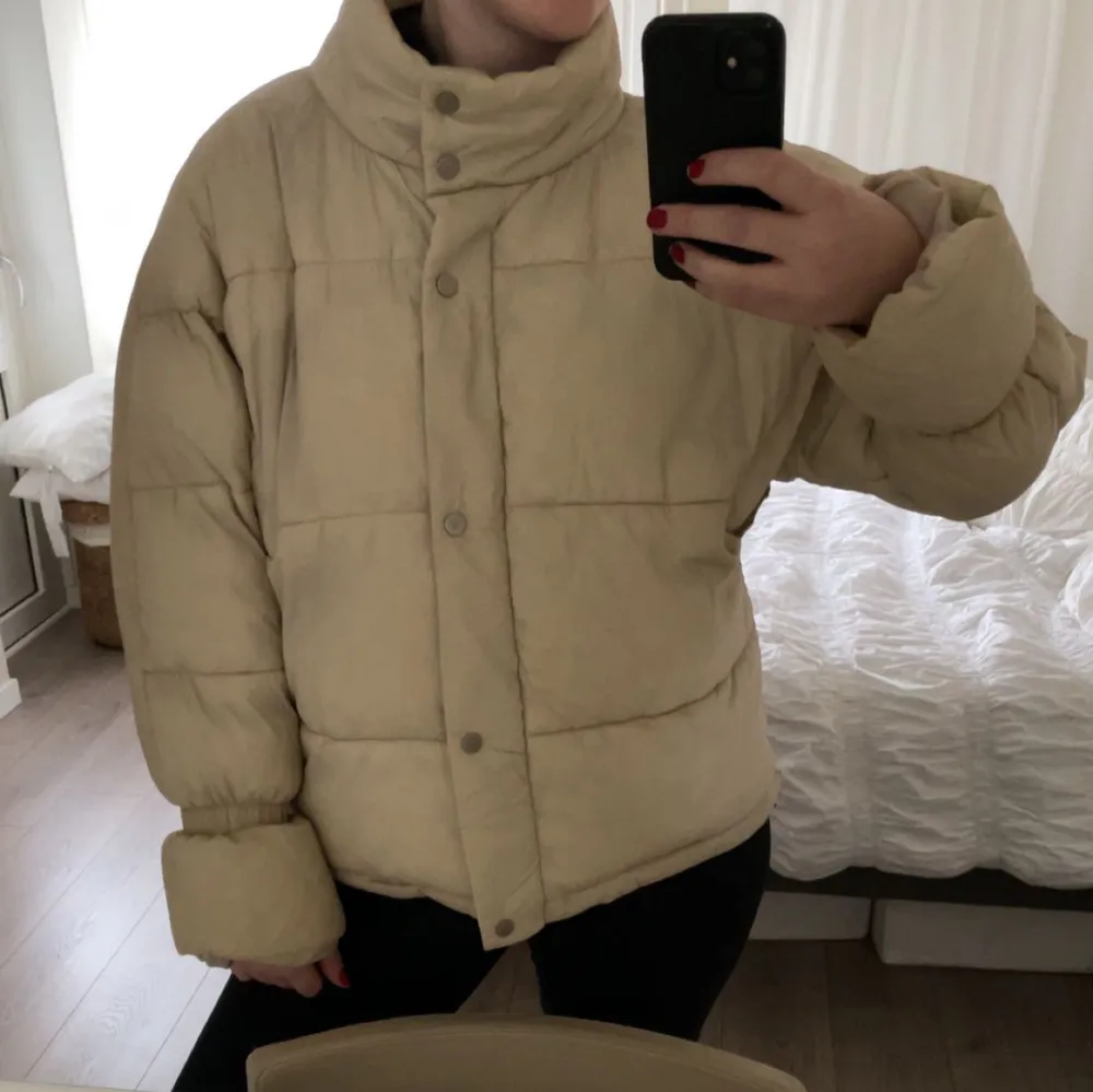 Säljer en supermysig beige pufferjacka i bra skick. Den har en hög krage och knappar framtill. Perfekt för kalla höst- och vinterdagar. Jackan är oversized och ger en cool look. Passar perfekt till både vardag och chill dagar. 🧥✨. Jackor.