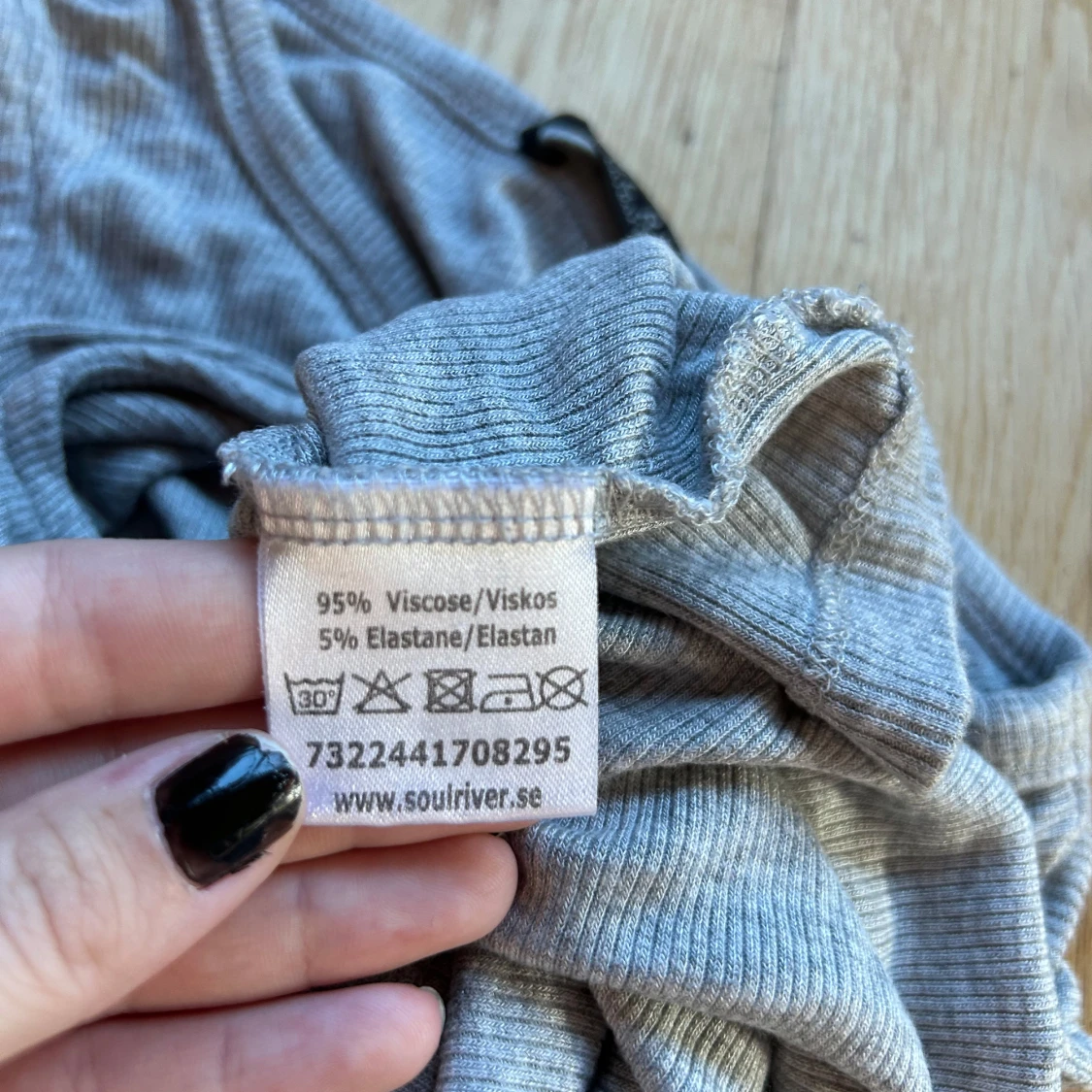 Grå ribbad ärmlös topp  - 91