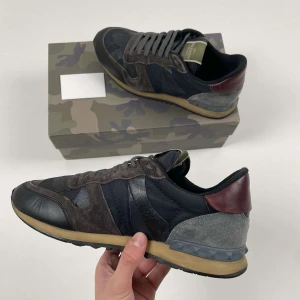 Valentino Rockrunners Skor  - Valentino Rockrunner Skor | Detta är marknadens fetaste, populäraste & mest eftertraktade sko nu inför vintern & hösten! | Skick 9/10, EXTREMT bra! | Storlek 42.5, men passar nog även 43 då de är lite större i storleken enligt oss | Box & skopapper medföljer | Priset är alltid diskuterbart vid snabb affär! | Nypris 8000kr | Du får mer än gärna höra av dig vid minsta möjliga fråga eller fundering så svarar vi med glädje! |  / GardeGrisch - Registrerat företag 😄
