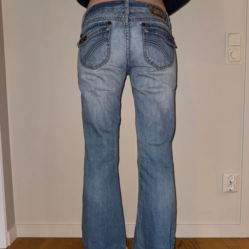 Säljer dessa snygga diesel jeans❤️ Innerbenslängd: 84 cm Midjemått rakt över: ca 40 cm. Jeans & Byxor.