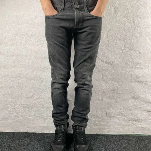 Replay Anbass Jeans  - Replay Anbass Jeans | Ett par sjukt feta jeans, trendiga och enormt eftertraktade - passar allt! | Skick 9.5/10, EXTREMT bra! | Storlek W33, modellen är 181 cm och väger cirka 70 kg | Priset är alltid diskuterbart vid snabb affär! | Nypris runt 2500kr | Du får mer än gärna höra av dig vid minsta möjliga fråga eller fundering såsom hela bilder så svarar vi med glädje! |  / GardeGrisch - Registrerat företag 🙌🏻