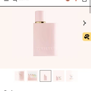Burberry Her Elixir de Parfum - Säljer en elegant och stilren Burberry Her Elixir de Parfum. Flaskan är i en mjuk rosa nyans med en lyxig guldig detalj vid korken. Flaskan är 30 ml och kommer i sin originalförpackning. Använd 2 gånger så som ny! 