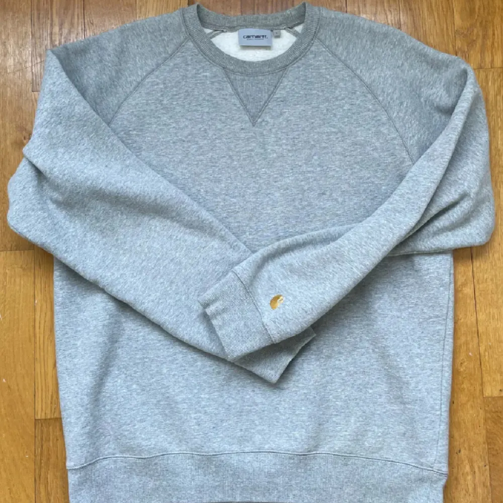 Säljer min grå Carhartt crewneck! Storlek L men skulle säga att den passar både medium & large. . Tröjor & Koftor.