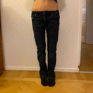 Diesel Low waist storlek 14y /XS - Mörkblå low waist jeans, storlek 14Y men passar modellen som är XS och är 168cm lång. Innerben 77cm. Fint skick. Nypris runt 900-1000kr