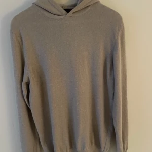 Oscar Jacobson hoodie - Säljer en stilren beige hoodie från Oscar Jacobson i storlek S. En god kashmirblandning och skicket på denna ligger runt 9/10.  🟢Mitt pris: 600kr  🔴 Nypris: 1500kr