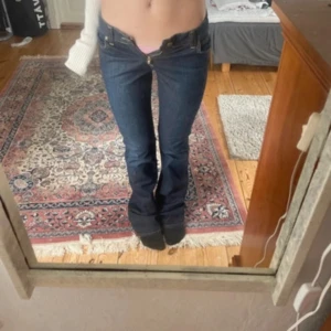 Lee jeans - Lowwaist bootcut lee jeans i storlek 27/34 vilket motsvarar S ungefär. Aldrig använda och lappen är kvar💕💕