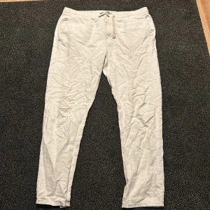 Linnebyxor  - Linnebyxor från Kappahl i storlek 32x38 dem är inte så stor i midjan utan jag kan ja utan problem och är 185,75kg