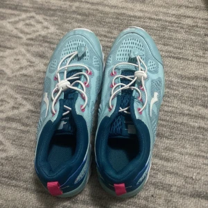 Turkosa sneakers från Bagheera - Säljer ett par snygga turkosa sneakers från Bagheera i storlek 37. De har vita och rosa detaljer med snörning och en bekväm sula. Perfekta för träning eller vardagsbruk. Använda men i bra skick!