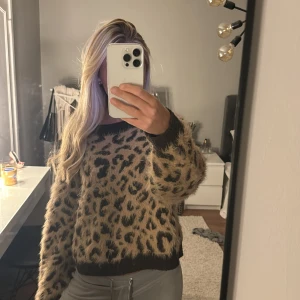 Leopardmönstrad tröja - Säljer en supercool leopardmönstrad tröja i beige och svart. Superskön och varm så perfekt nu till vintern🐆