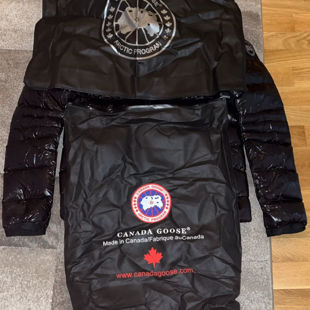 Säljer en snygg svart pufferjacka från Canada Goose. Den är quiltad och har en dragkedja framtill. Perfekt för kalla dagar med sin varma och stiliga design. Jackan är i mycket bra skick och kommer med originalförpackning. Passar perfekt för höst och vinter!. Jackor.