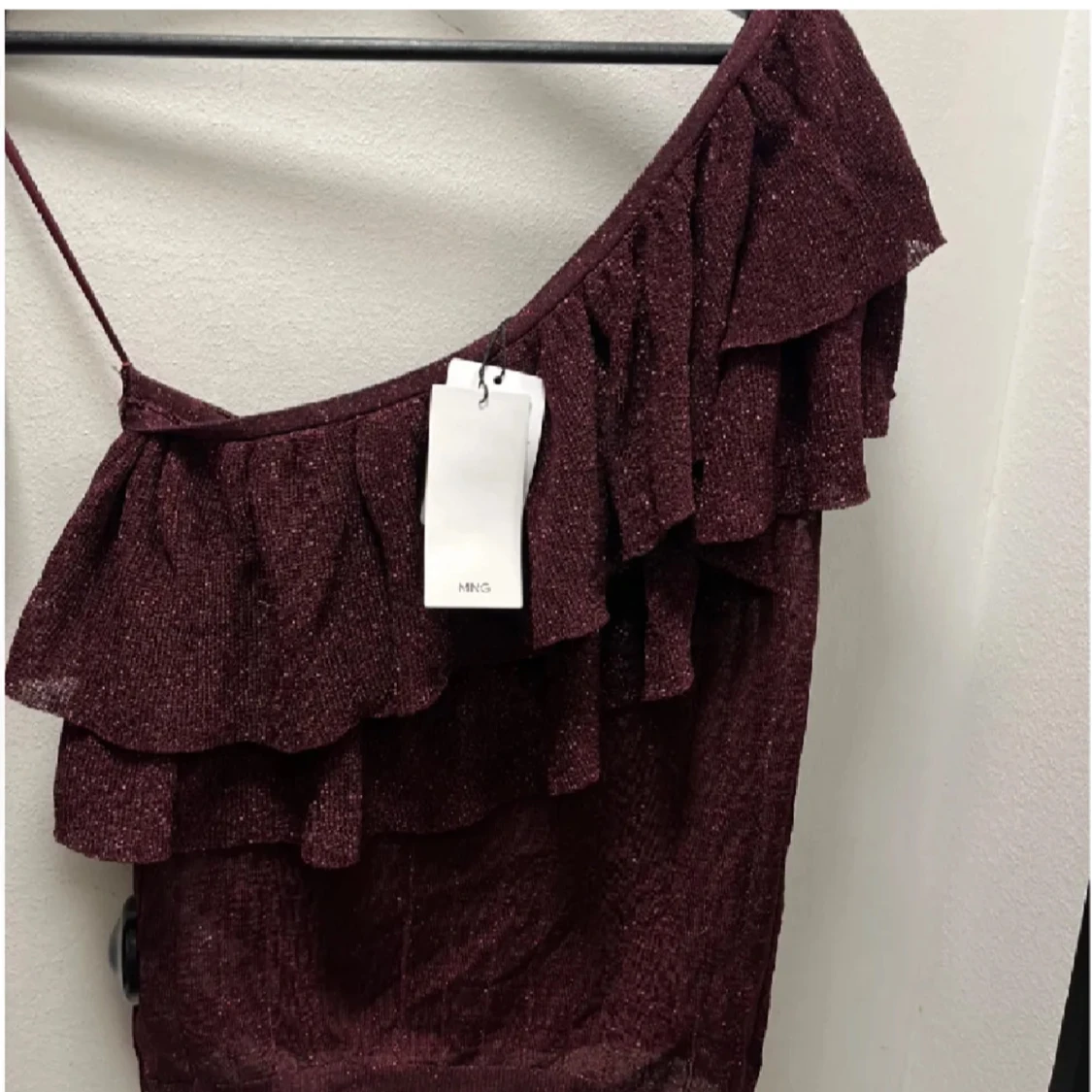 Vinröd offshoulder topp med volanger - 90