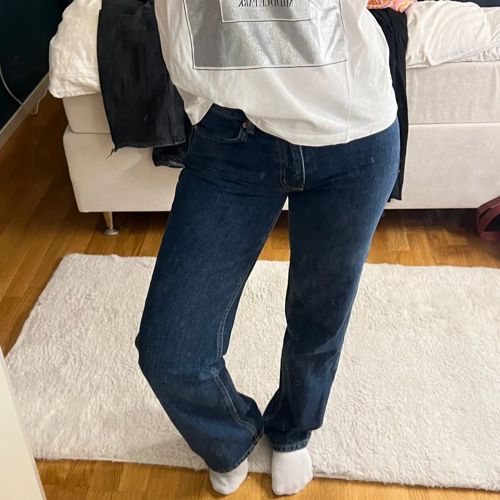 Säljer ett par mörkblå jeans ifrån Gina Tricot i storlek 36. Använt 1 gång så dom är i ny skick! . Jeans & Byxor.