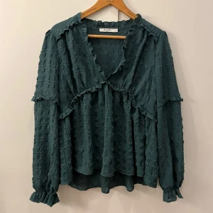 Grön Blus - Superfin långärmad blus från NA-KD 🤍
