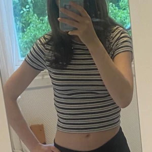 Randig ribbad topp från HM - Säljer en superfin topp från Divided HM som är ribbad är randig i färgerna svart, vit och grå🖤🩶🤍Storlek S och i jättebra skick utan några defekter🩵Bara att skriva om ni har frågor eller vill ha fler bilder