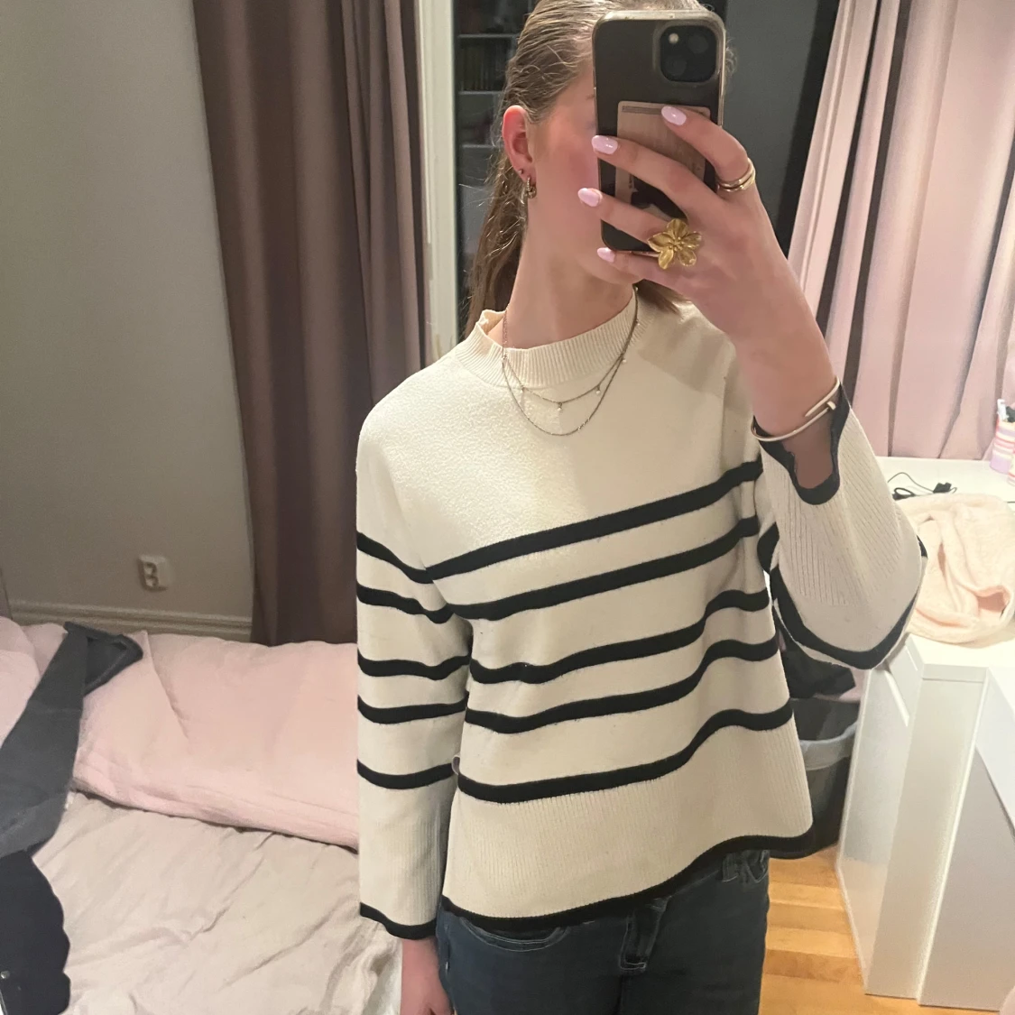 Randig tröja i beige/vit och svart - 90