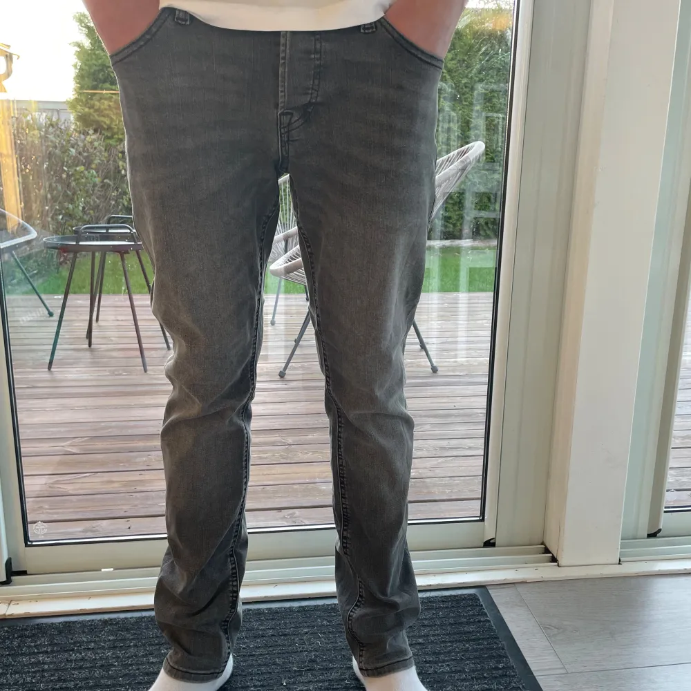 Säljer ett par grå jeans från Jack Jones i mycket bra skick. Modellen är slim fit glenn och är i storlek w29 l30. De är i mycket bra skick och inte använda mycket. Hör av er vid minsta lilla fråga!. Jeans & Byxor.