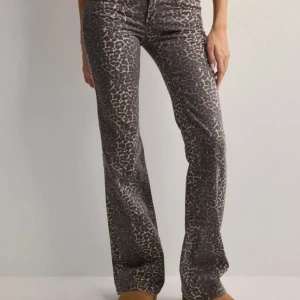Leopardmönstrade byxor - Snygga lågmidjade leopardmönstrade byxor i bootcut-stil. Jeansen är stretchiga men sitter samtidigt väldigt snyggt! Midjemåttet är är ungefär 35 cm rakt över och innerbenslängden är ca 81 cm. De är i storlek 34 och bara använda en gång😊