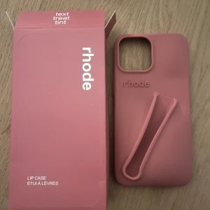 Rhode mobilskal!💞💞 - Säljer det här sjukt snygga och coola mobil skalet från Rhode, det är helt nytt och inte andvänt eftersom jag beställde fel färg, det passar 12-13 pro max💕💕