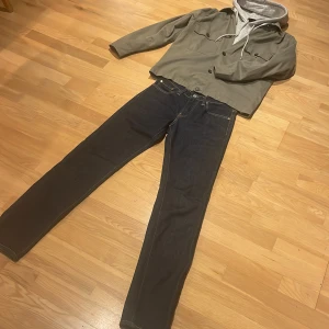 Levi's 511 jeans - Säljer ett par snygga Levi's 511 jeans i mörkblå denim. De har en slim passform och klassisk femficksdesign. Perfekta för både vardag och fest! 🕺