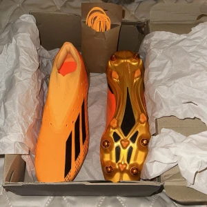 Adidas x fotbollsskor  - Adidas x speedportal, aldrig använt skorna eftersom att storleken inte passade mig. Storlek 42, kommer med skosnören och extra doppar.