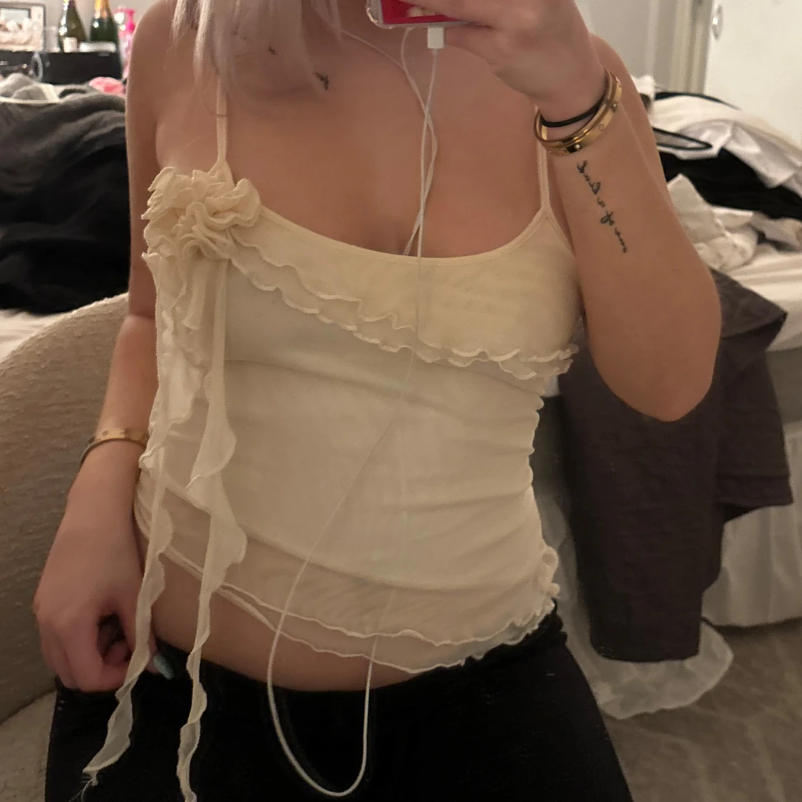 Beige axelbandslös topp med volangdetaljer - 91