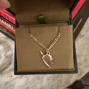 Silvrigt Maria Nilsdotter halsband  - Så fint silvrigt halsband från Maria Nilsdotter, bra skick😍