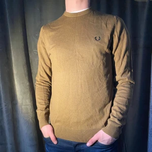 Fred Perry - Sweatshirt  - Säljer en snygg brun tröja från Fred Perry i mycket bra skick. Den har en klassisk design med rund hals och det ikoniska Fred Perry-emblemet på bröstet. Vid minsta fråga eller fundering hör av er🤝