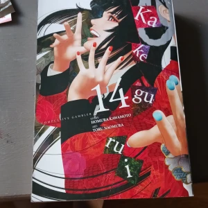 Kakegurui Volym 14 - Säljer Kakegurui Volym 14, en manga med spännande och dramatiska illustrationer. Är i väldigt bra skick och jag har tagit hand om den väll, säljer då jag tycker fler ska kunna få läsa den🫶