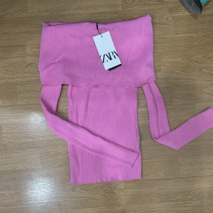 Rosa ribbad tröja från Zara - Säljer en superfin rosa ribbad tröja från Zara. Den är i nytt skick och har en snygg, tight passform som framhäver figuren. Perfekt för både vardag och fest! 💖