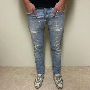 Dondup jeans George - Hej! Säljer nu dessa riktigt snygga dondup jeansen i storlek 31. Skicket är 9/10 och modellen är George, och dem är destroyd från fabrik! Vid minsta lilla fundering så är det bara att höra av sig