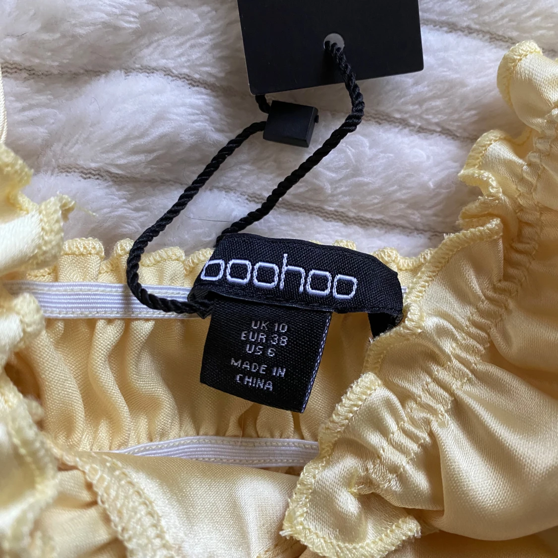 Gul axelbandslös klänning från Boohoo - 2