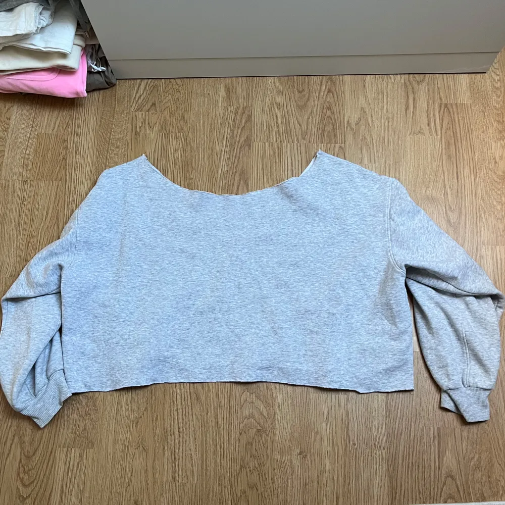 Säljer en grå croppad sweatshirt med texten 'BALANCE WITHIN' i grönt på framsidan. Tröjan har långa ärmar och en avslappnad passform, perfekt för en chill dag. Den är i bra skick och superbekväm att ha på sig. Passar perfekt till jeans eller leggings!. Neuletakit & Villapaidat.