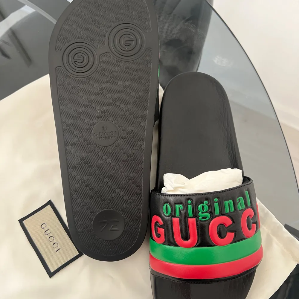 Snygga svarta flips från Gucci. Helt oanvända och köptes för 5500kr. Perfekta för sommaren och ger en lyxig touch till din outfit. Kommer med originalpåse.. Kengät.