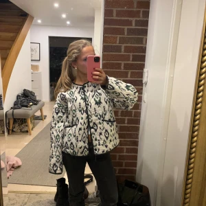 Mönstrad jacka från Zara - Säljer en superfin jacka från Zara i vitt med ett grönt och mörkblått/svart mönster. Hör av dig vid frågor och intresse!!