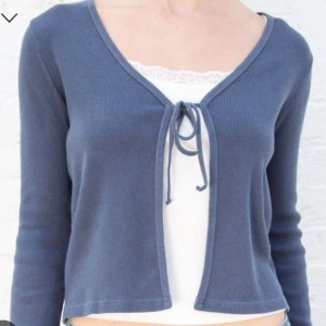 Brandy Melville Greta tie top - fin tröja/kofta från brandy melville, använd endast ett fåtal gånger